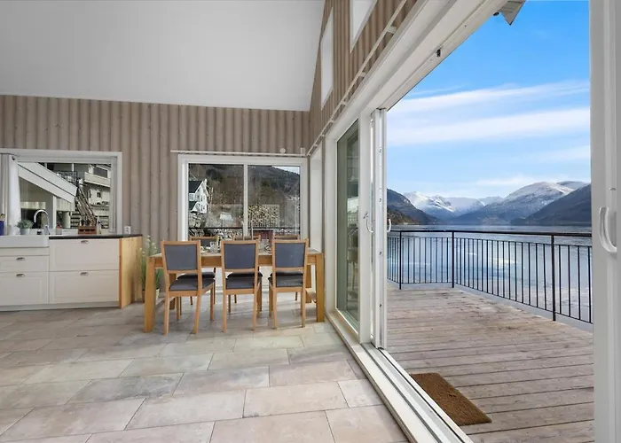 Fjord Faleide Feriehus Stryn